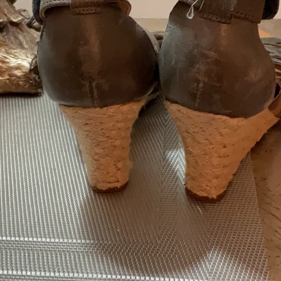 Dark gray leather woven wedge Sandal - Picture 4 of 7